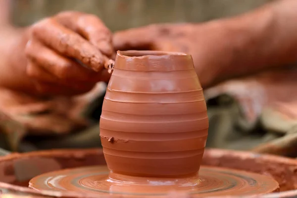 Pottenbakker maken van keramische pot op het aardewerk wiel — Stockfoto