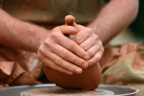 Pottenbakker maken van keramische pot op het aardewerk wiel — Stockfoto