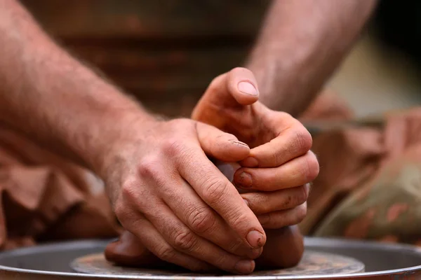 Pottenbakker maken van keramische pot op het aardewerk wiel — Stockfoto