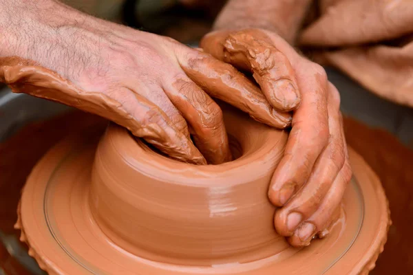 Potter haciendo olla de cerámica en la rueda de cerámica —  Fotos de Stock