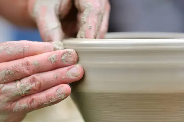Potter haciendo olla de cerámica en la rueda de cerámica —  Fotos de Stock