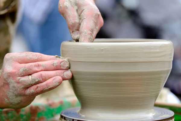 Pottenbakker maken van keramische pot op het aardewerk wiel — Stockfoto