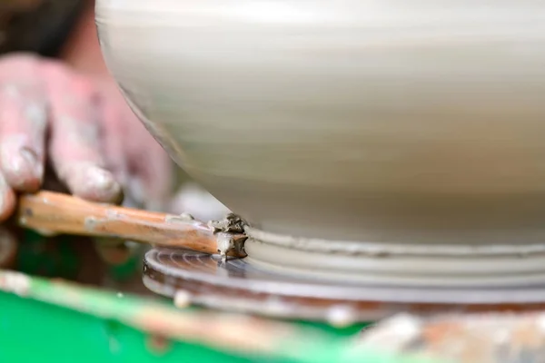 Potter çömlek çarkında seramik demlik yapıyor. — Stok fotoğraf