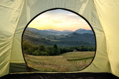 Dağlar manzara üzerinde bir çadır içinde görüntülemek
