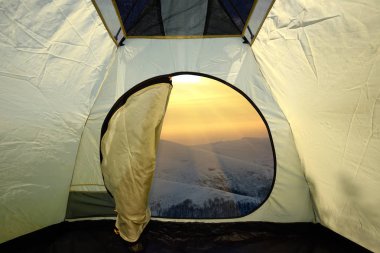 Dağlar manzara üzerinde bir çadır içinde görüntülemek