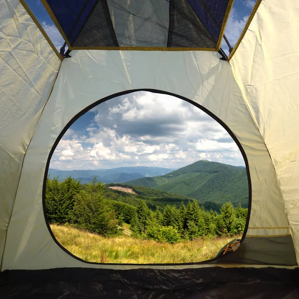 Vue de l'intérieur d'une tente sur paysage montagneux — Photo