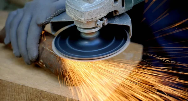 Trabajador de corte de metal con amoladora — Foto de Stock