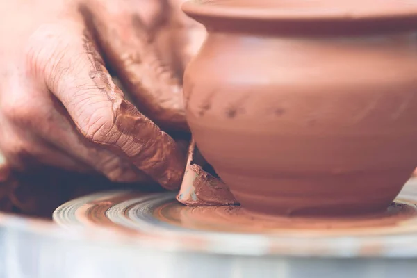 Fazekas kerámia edényt készít a kerámia keréken — Stock Fotó