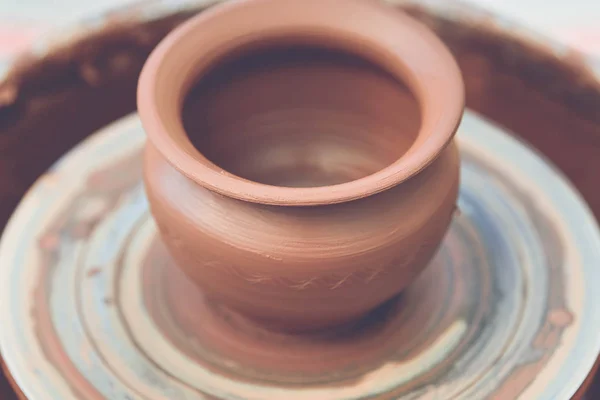 Pottenbakker maken van keramische pot op het aardewerk wiel — Stockfoto