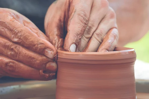 Pottenbakker maken van keramische pot op het aardewerk wiel — Stockfoto