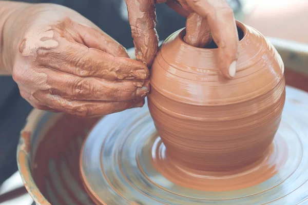 Potter fazendo panela de cerâmica na roda de cerâmica — Fotografia de Stock