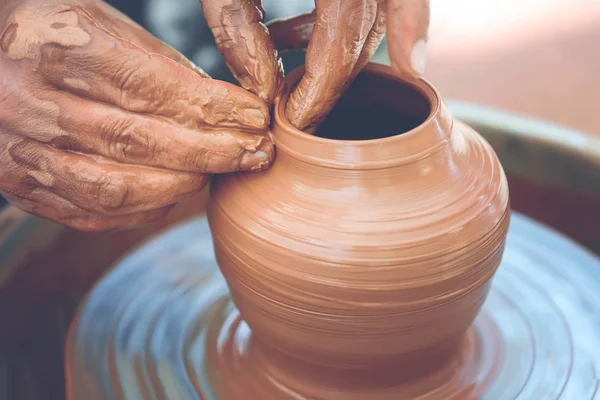 Potter haciendo olla de cerámica en la rueda de cerámica — Foto de Stock