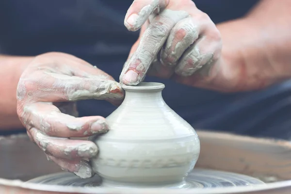 Potter çömlek çarkında seramik demlik yapıyor. — Stok fotoğraf