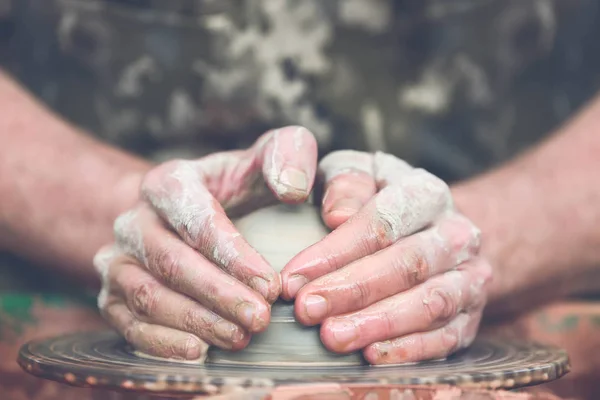 Potter haciendo olla de cerámica en la rueda de cerámica — Foto de Stock