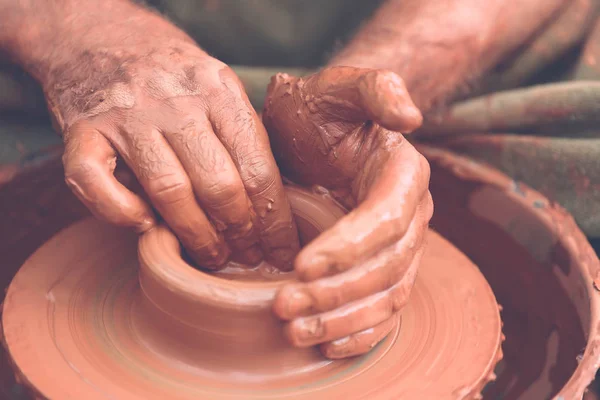 Potter gör keramiska potten på keramik hjulet — Stockfoto