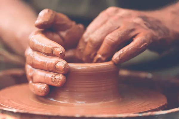 Pottenbakker maken van keramische pot op het aardewerk wiel — Stockfoto