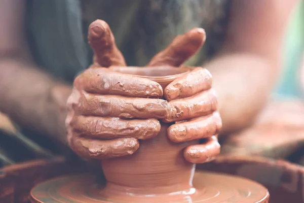 Potter making ceramic pot on the pottery wheel — Stock Photo, Image