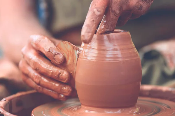 Potter haciendo olla de cerámica en la rueda de cerámica — Foto de Stock