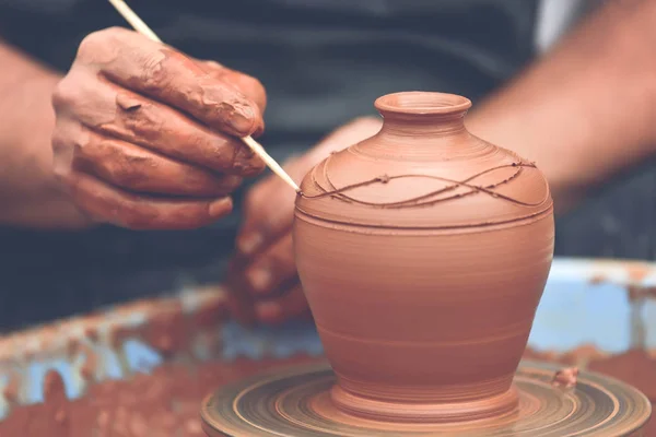 Potter haciendo olla de cerámica en la rueda de cerámica —  Fotos de Stock