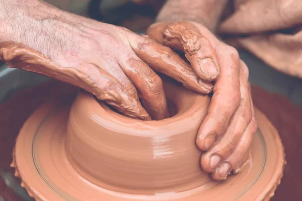 Potter haciendo olla de cerámica en la rueda de cerámica — Foto de Stock