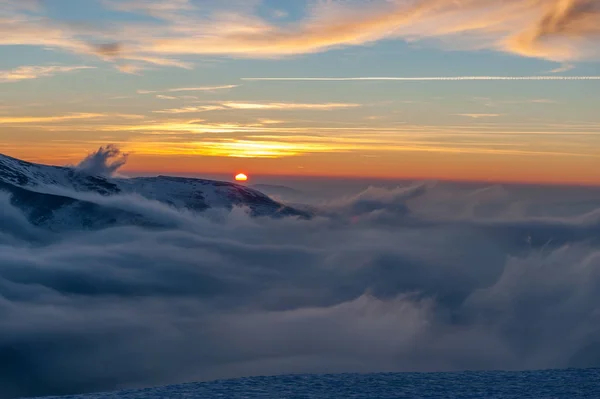 Paisaje de montaña de invierno con niebla —  Fotos de Stock