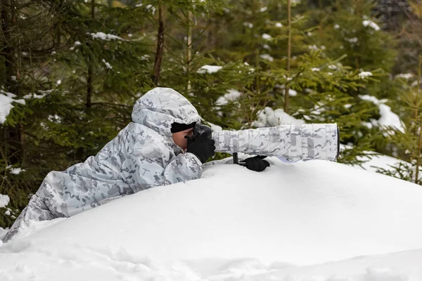 Fotógrafo de vida selvagem ao ar livre no inverno — Fotografia de Stock