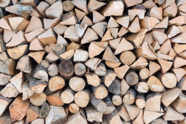 Katlanmış yakacak odun. Şömine için eski odun