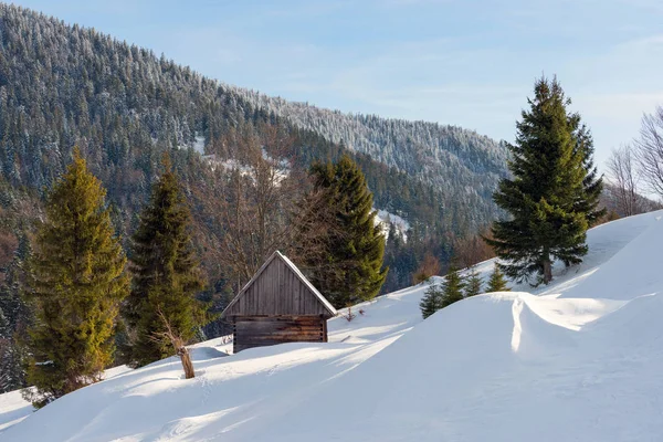 Casa de madeira velha no inverno — Fotografia de Stock