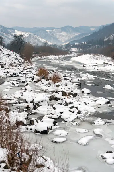 Bellissimo paesaggio invernale con fiume — Foto Stock