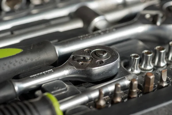 Set van instrumenten voor auto reparatie in vak — Stockfoto