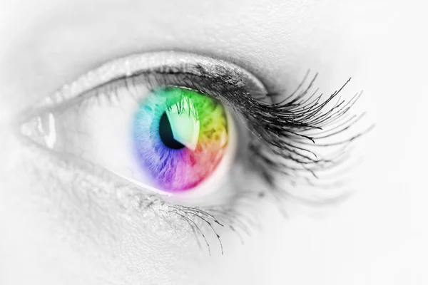 Menina colorido e natural arco-íris olho — Fotografia de Stock