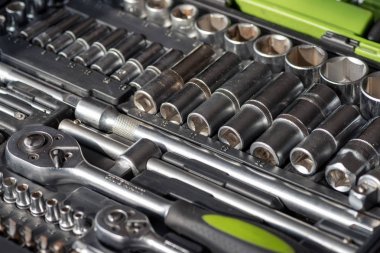 Araç kutusunda araç tamir için kümesi