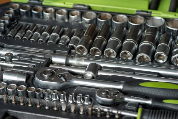 Werkzeugset für die Reparatur im Karton — Stockfoto