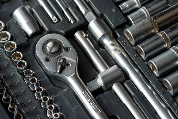 Set van instrumenten voor auto reparatie in vak — Stockfoto