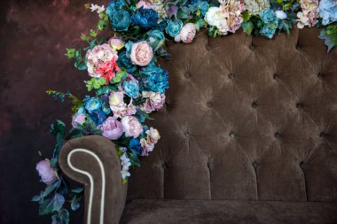 Çiçeklerle süslenmiş vintage tarzı kanepe