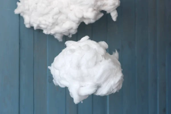 Nube de lana de algodón sobre fondo azul — Foto de Stock