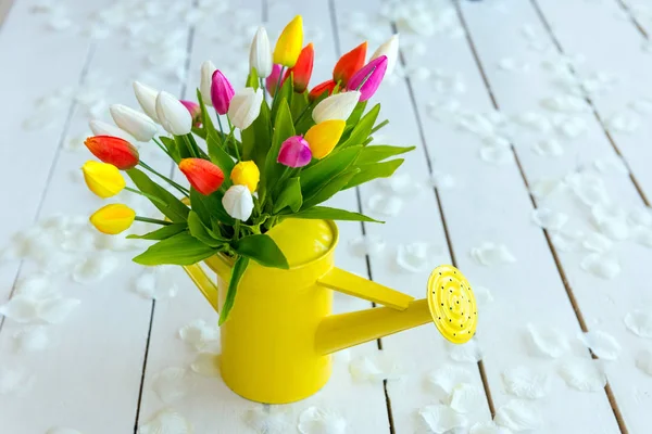 Boeket van de bloemen van de tulpen in de gieter — Stockfoto