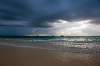 Denizin üzerinde gün batımı