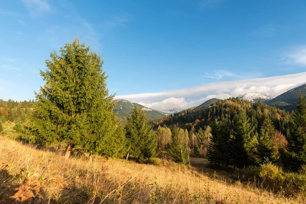 Paysage de montagne incroyable avec coucher de soleil vif coloré sur le blu — Photo