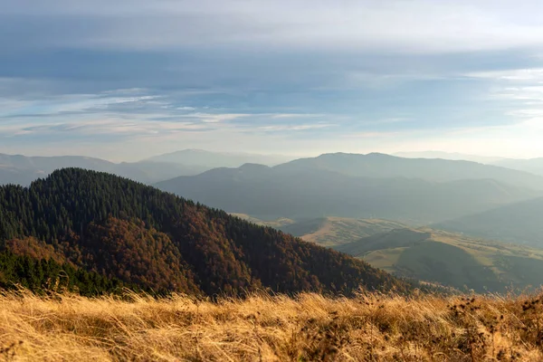 Güzel gün batımı ve katmanlı dağ siluetleri. — Stok fotoğraf