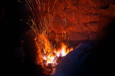 Siyah bir arka planda yangın kıvılcımları