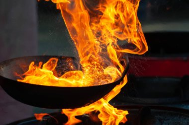 Ateşle tavada pişirme Şef