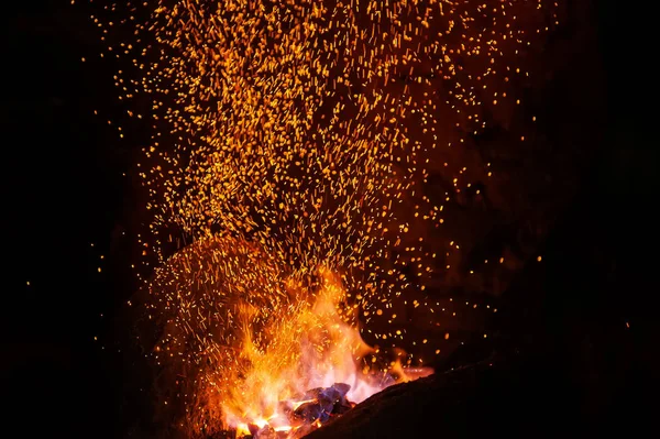 Szikra a tűz fekete háttér — Stock Fotó