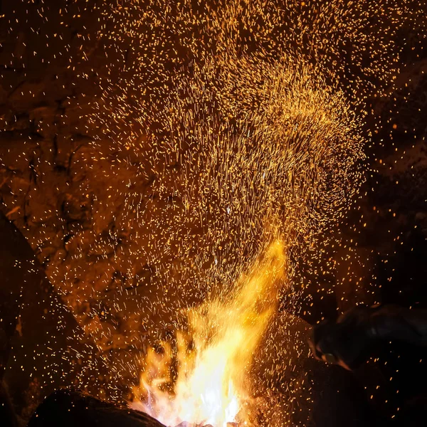 Centelhas de um fogo em um fundo preto — Fotografia de Stock