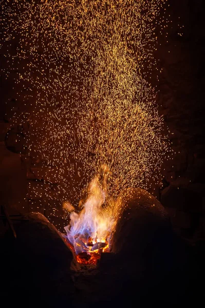 黒い背景に火の火花 — ストック写真