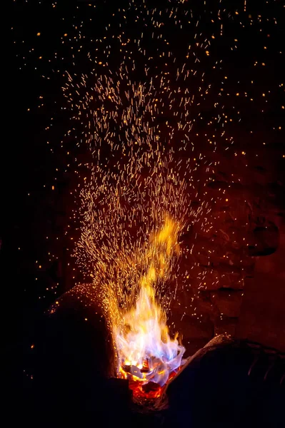 黒い背景に火の火花 — ストック写真