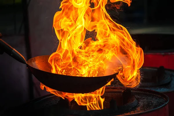 Chef cozinhar com fogo na frigideira — Fotografia de Stock