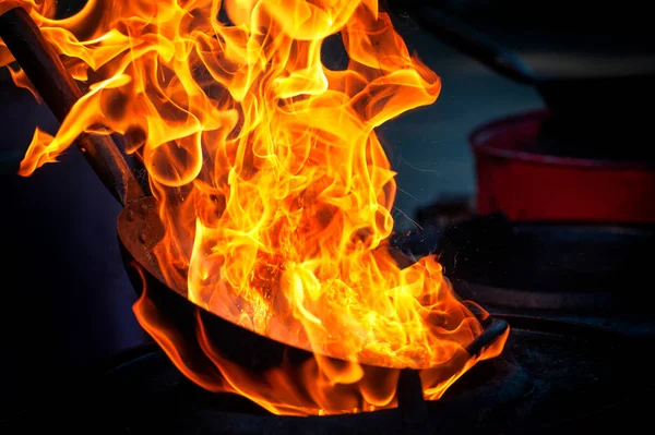 Tűz serpenyőben a főzés Chef — Stock Fotó