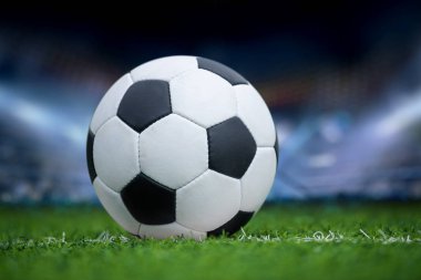 Stadyumdaki yeşil çimlerde yakın plan futbol topu 