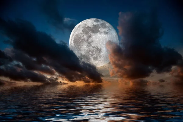 Scenic with full moon on sea to nigh — Zdjęcie stockowe